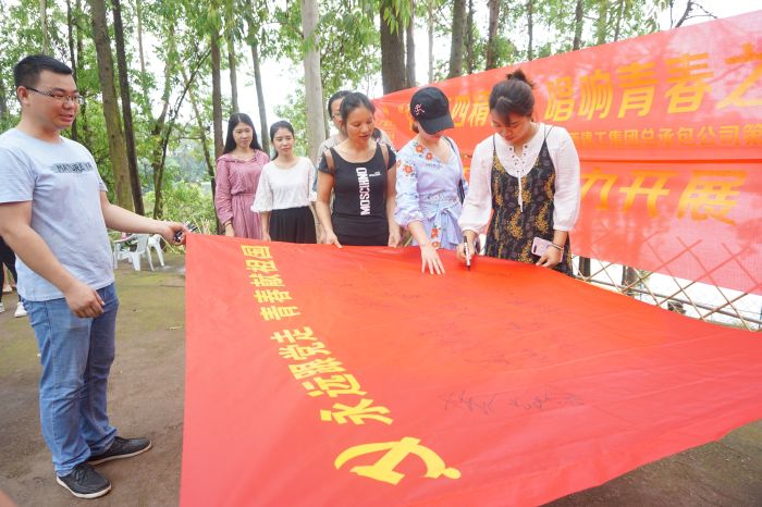 04签名活动现场.jpg