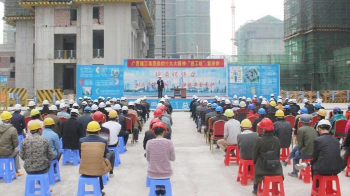 集团公司副总经理侯立林在皤龙小区项目进行十九大精神宣讲.jpg