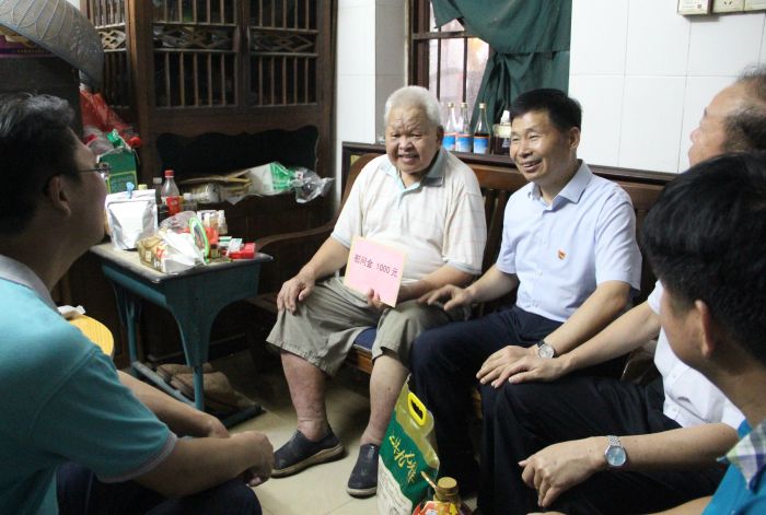 与退休老党员劳仕香围坐在一起交流.jpg