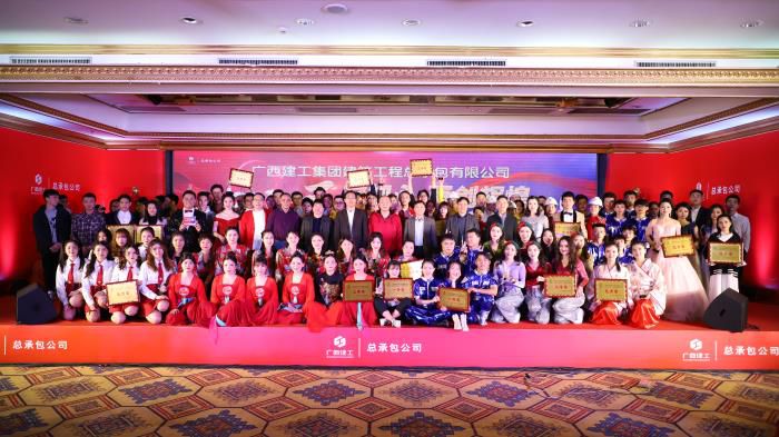 4.10所有演员与公司领导合影700.JPG