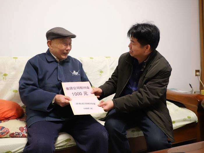 岑廷义到鲍述明家中慰问2.jpg