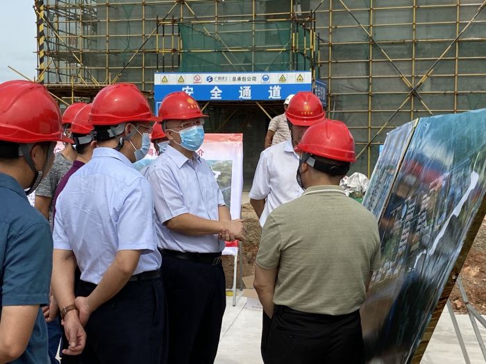 了解学院建设情况。韦艳兰 摄.jpg