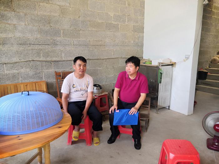06岑廷义到结队帮扶贫困户家中走访.jpg
