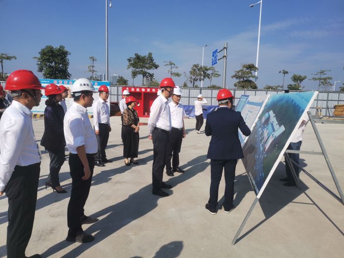 考察团听取项目情况介绍.jpg