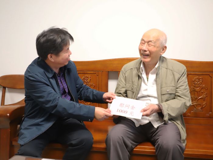 1送上慰问金.jpg