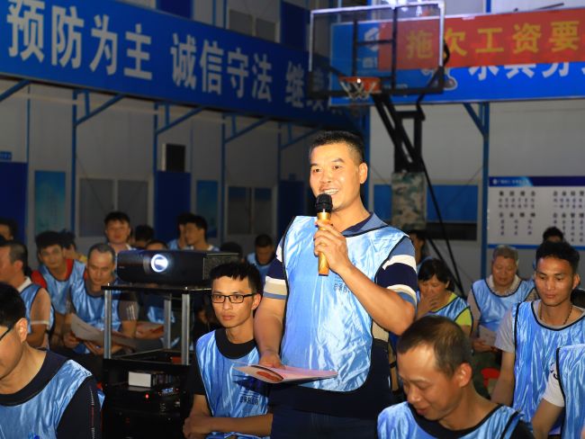 农民工踊跃答题（修图）.jpg