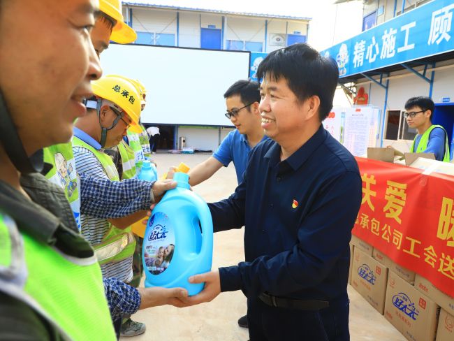 发放慰问品（修图）.jpg