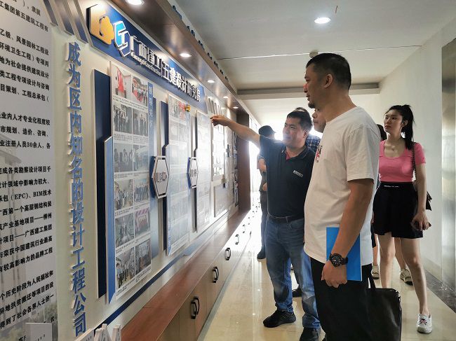 参观文化墙。五建设计研究院供图（修图）.jpg