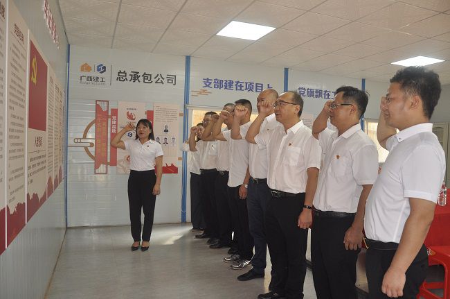 重温入党誓词。王瑾贞 摄（修图）.jpg
