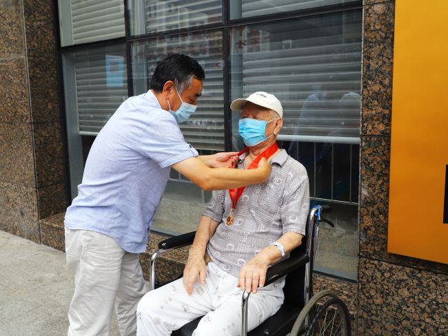 汪启来为张建党佩戴“光荣在党50年”纪念章（修图）.jpg