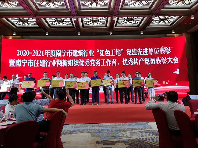 颁奖现场（修图）.jpg