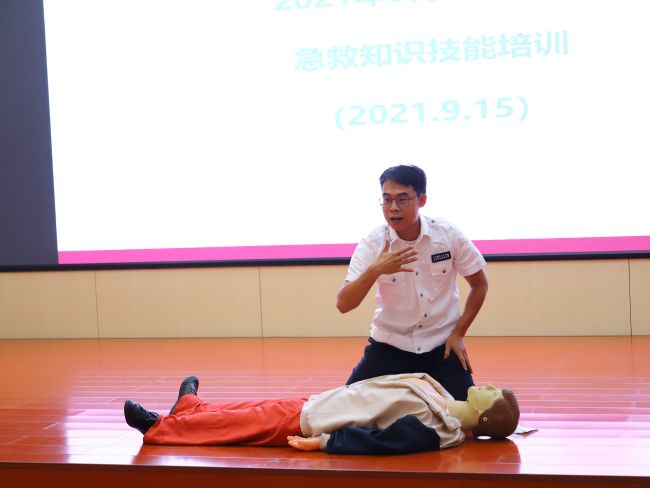 1.2心肺复苏示范（修图）.jpg