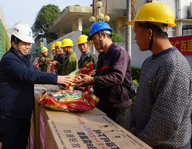 （修图）为一线工人发放慰问品。谢微旋 摄_副本.jpg