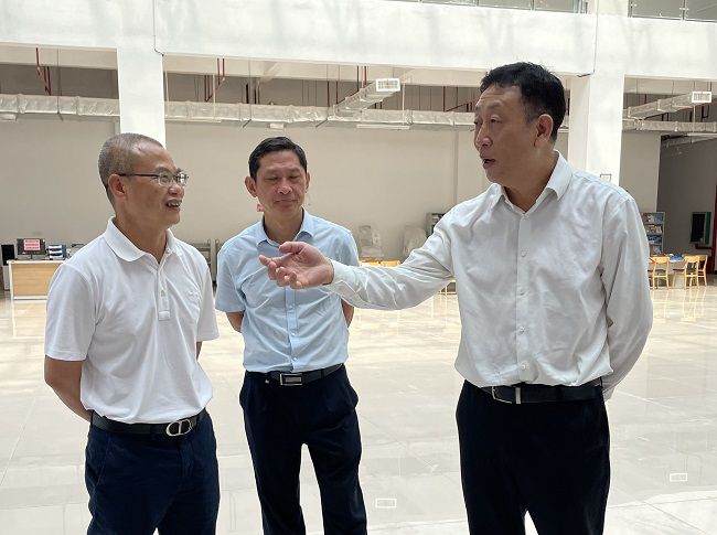 谢瑾瑜（右一）检查现场（修图）.jpg