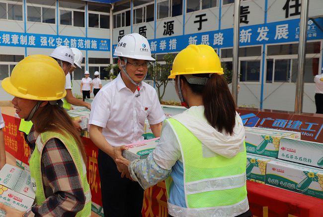 把清凉饮品送到工人手中（修图）1.jpg
