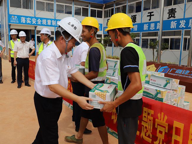 把清凉饮品送到工人手中（修图）22.jpg