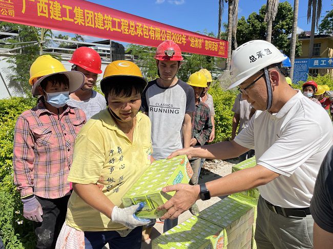 （修图）陆烜为工人发放清凉慰问品。容芝雅 摄.jpg