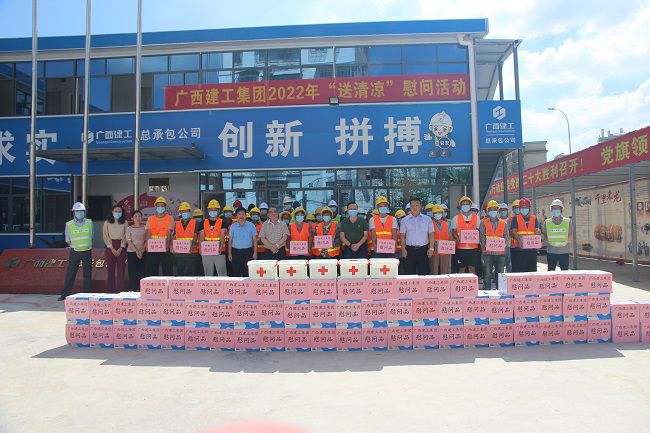 “送清凉”活动合影（修图）.jpg