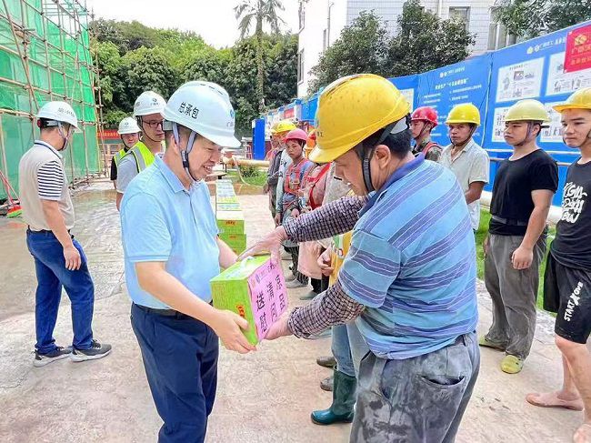 岑廷义为一线工人发放清凉饮品。 谢秋云 摄（650图）.jpg