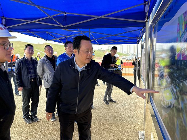 唐宁在项目调研（修图）.jpg