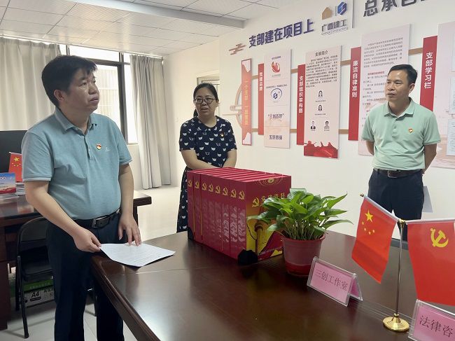 检查现场（修图1）。卢丽君摄.JPG