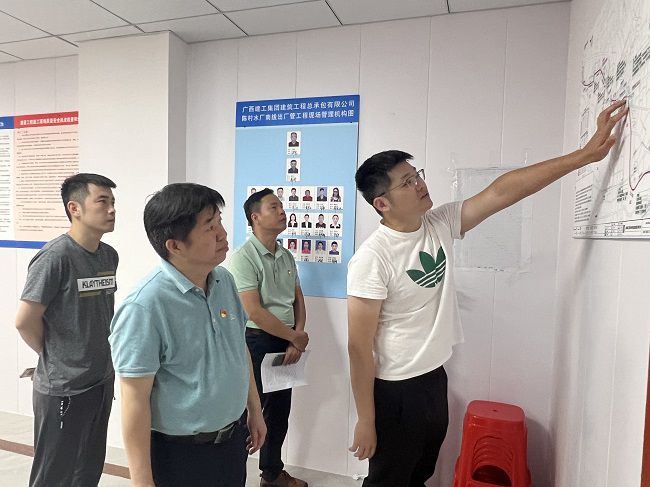 检查现场（修图）。卢丽君摄.JPG