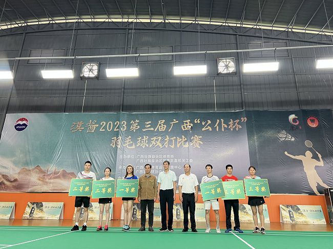 公司选手（左三、右三）上台领奖（修图）.jpg
