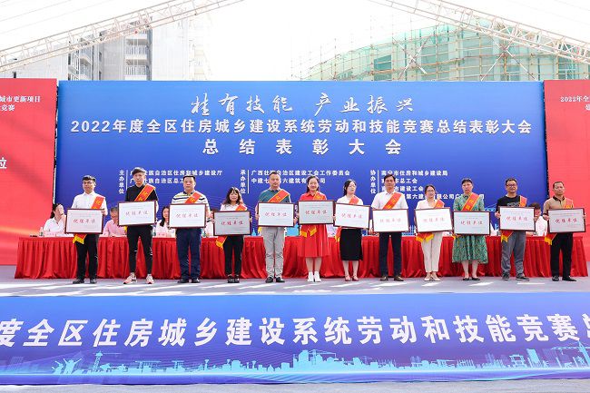 三分公司党支部书记、副总经理李振枢（左三）上台领取“优胜单位”奖.jpg
