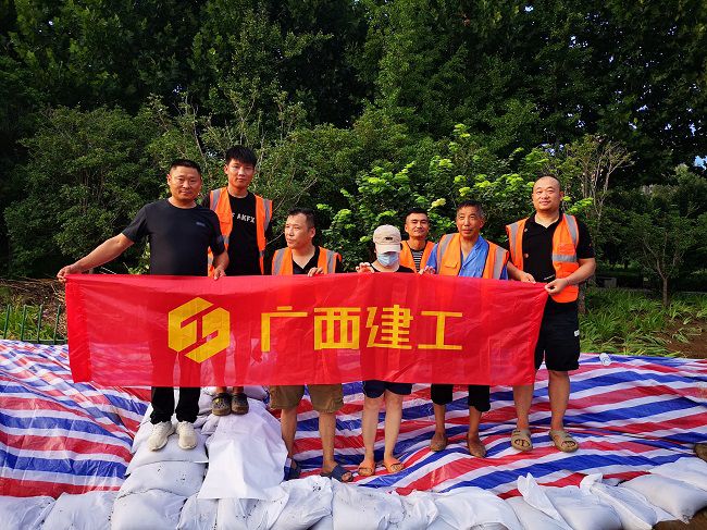 参加抢险的项目职工合影（修图）.jpg