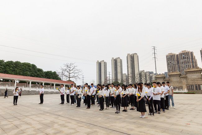 鞠躬默哀（修图）.jpg
