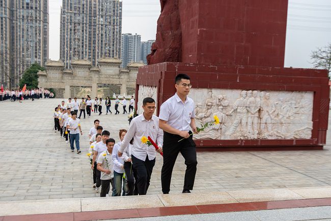 瞻仰烈士英名墙（修图）.jpg