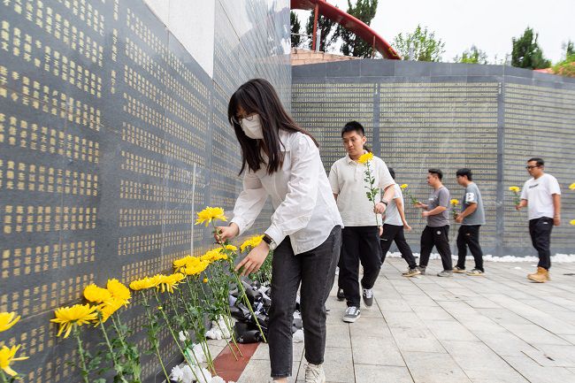 敬献鲜花（修图）.jpg
