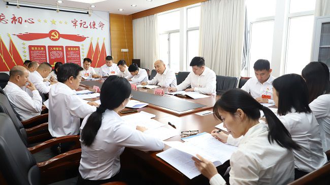 陆烜参加分组讨论（修图）.jpg