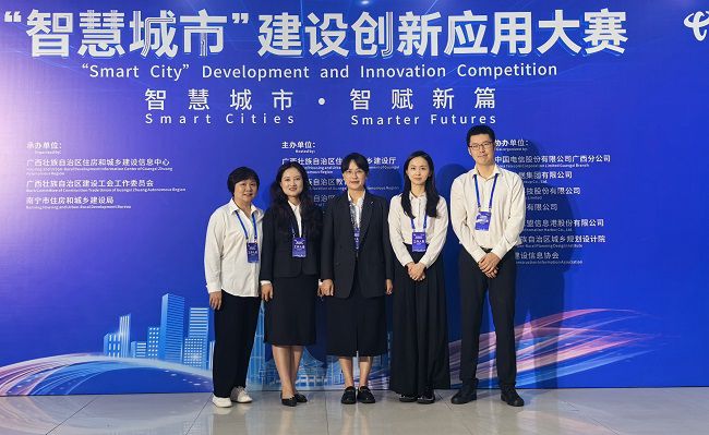 公司员工容芝雅（右二）、苏妮（左一）与小组成员合影 修图.jpg